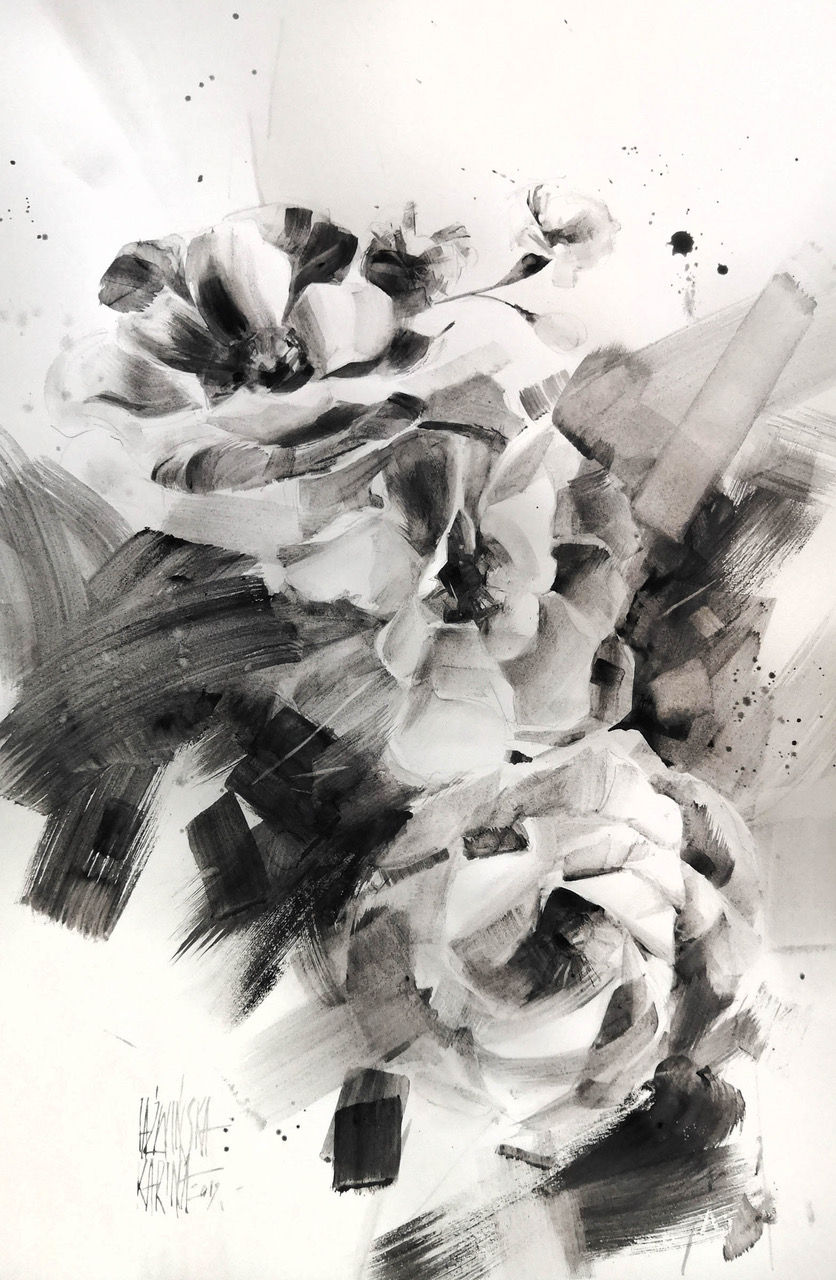 Rysunek węglem na papierze autorstwa Kariny Jaźwińskiej. Ekspresyjne studium kwiatów w odcieniach czerni i szarości, charakteryzujące się dynamicznymi pociągnięciami węgla. Współczesny rysunek figuralny, dostępny w ofercie internetowej galerii sztuki Galeria Wiele Sztuki.