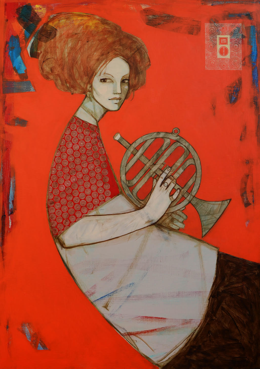 Obraz Michała Wareckiego przedstawiający stylizowany portret kobiety z instrumentem w ręku, osadzony na intensywnie pomarańczowo-czerwonym, niemalże monochromatycznym tle. Postać, o białej, niemal porcelanowej cerze i rudych, uniesionych włosach, jest ukazana w ujęciu od pasa w górę. Kobieta ma na sobie górną część sukienki w biało-czerwony, spiralny wzór, kontrastujący z gładką dolną częścią w odcieniu szarości