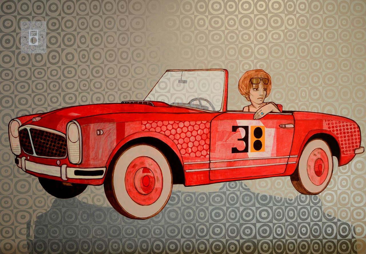 Obraz akrylowy Michała Wareckiego. Na pierwszym planie widzimy elegancki, czerwony kabriolet w stylu retro, który nosi numer 38. Za jego kierownicą siedzi młoda kobieta o rudych, modnie ostrzyżonych włosach, wpatrzona w coś poza kadr. Jej poza jest swobodna, a mina zamyślona, co nadaje postaci intrygującą głębię.