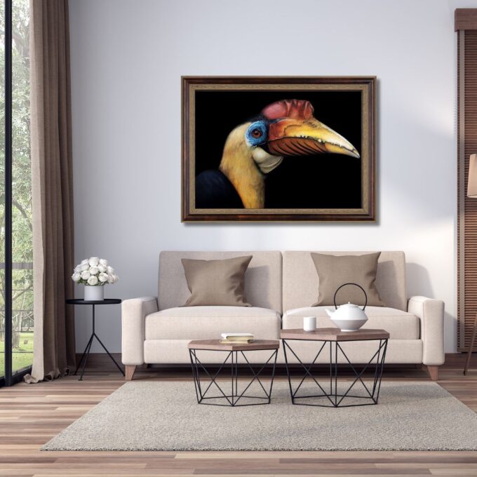 Galeria Wiele Sztuki, obraz olejny przedstawiający dzioborożca, wizualizacja na ścianie pokoju z sofą