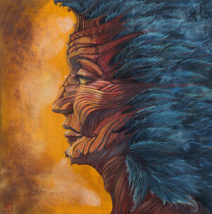 Obraz olejny w stylu realizmu magicznego przedstawiający wyrazisty portret profilowy kobiety z niezwykłym hełmem lub pióropuszem, stworzonym z organicznych form. Dominują ciepłe kolory, tło jest rozmyte i tworzy aurę tajemniczości. Obraz jest dostępny w Galerii Wiele Sztuki.