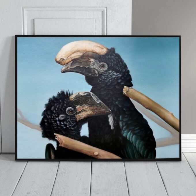 Galeria Wiele Sztuki, obraz olejny przedstawiający Dzioborożce srebrnolice, gatunek egzotycznego afrykańskiego ptaka. Wizualizacja przedstawia obraz stojący na podłodze z jasnych desek, oparty o ścianę.