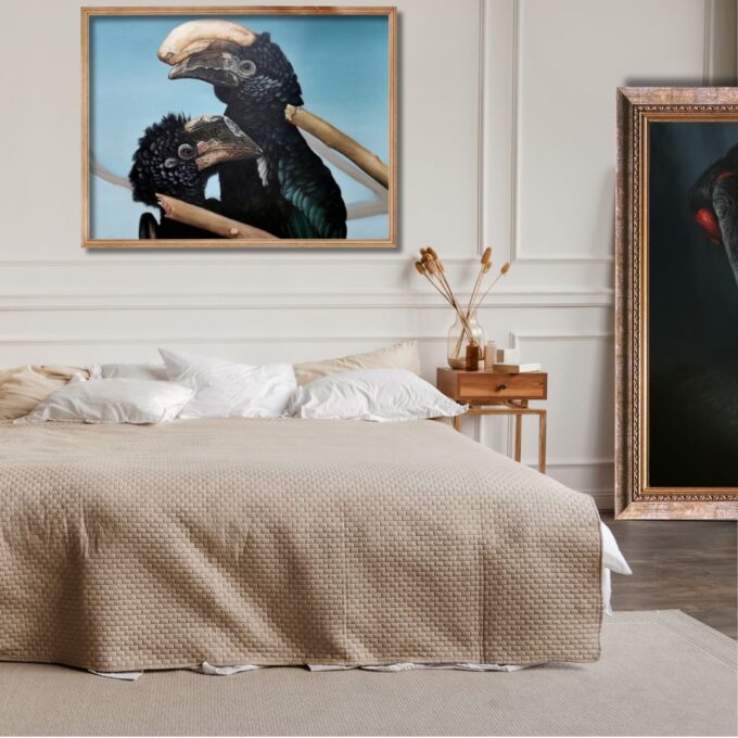 Galeria Wiele Sztuki, obraz olejny przedstawiający Dzioborożce srebrnolice, gatunek egzotycznego afrykańskiego ptaka. Wizualizacja przedstawia obraz wiszący na ścianie nad łóżkiem, obok z prawej strony widać fragment drugiego obrazu tej samej artystki.
