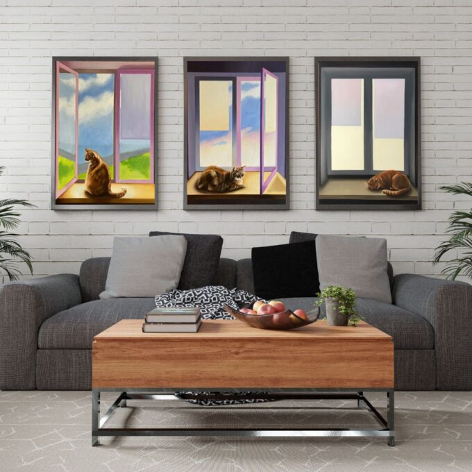 Galeria Wiele Sztuki, obrazy olejne przedstawiające koty, wizualizacja 3 obrazów wiszących na ścianie na kanapą.