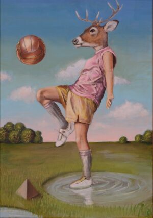 Obraz akrylowy Lecha Batora „Player” z 2022 roku z oferty Galerii Wiele Sztuki. Surrealistyczna scena przedstawia człowieka z głową jelenia (Pan Jeleń) w różowej koszulce i żółtych spodenkach, grającego w piłkę na łące. Obok postaci widać małą piramidę. Polskie malarstwo współczesne, pop-surrealizm.