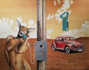 Wydruk na płótnie „Halo” Lecha Batora (2022) z oferty Galerii Wiele Sztuki. Surrealistyczna scena: w pustynnym pejzażu naga kobieta z głową łani rozmawia przez stary telefon. Obok stoi czerwony Volkswagen Garbus, a na niebie unosi się cyfra jeden. Pop-surrealizm, polskie malarstwo współczesne.