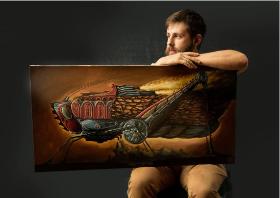 Zdjęcie artysty Antonija Radzivonau do biogramu artysty na stronie Galerii Wiele Sztuki. Malarz trzyma na kolanach swój obraz pod tytułem 