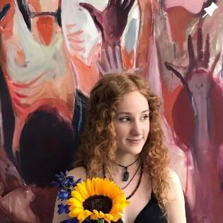 Galeria Wiele Sztuki. Zdjęcie młodej polskiej malarki Julii Białas. Artystka jest reprezentowana przez Galerię Wiele Sztuki. 