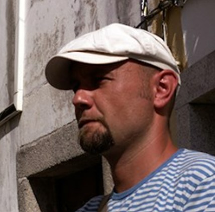 Galeria Wiele Sztuki, zdjęcie profilowe artysty Michała Wareckiego do biogramu artysty na stornie galerii