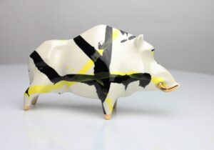 Galeria Wiele Sztuki, ceramiczna figurka dzika pomalowana w żółto-czarne pasy inspirowane obrazami J. Pollocka