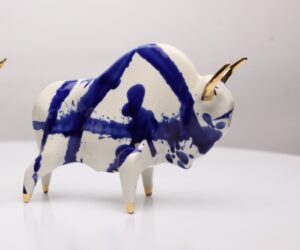 Galeria Wiele Sztuki, rzeźba ceramiczna przedstawiająca żubra
