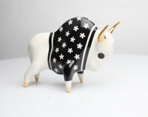 Galeria Wiele Sztuki, ceramiczna, malowana podszkliwnie figurka żubra