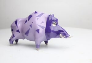 Galeria Wiele Sztuki, ceramiczna figurka przedstawiająca dzika, pomalowana na fioletowy kolor ze wzorami trójkątów