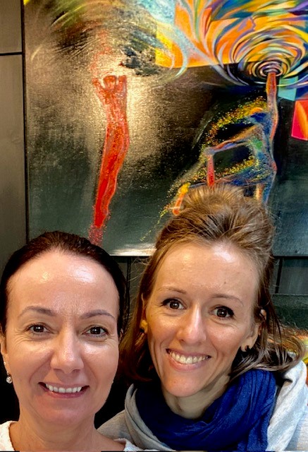 Elżbieta Kraszewska właścicielka Galerii Wiele Sztuki z malarką Michaliną Czurakowską