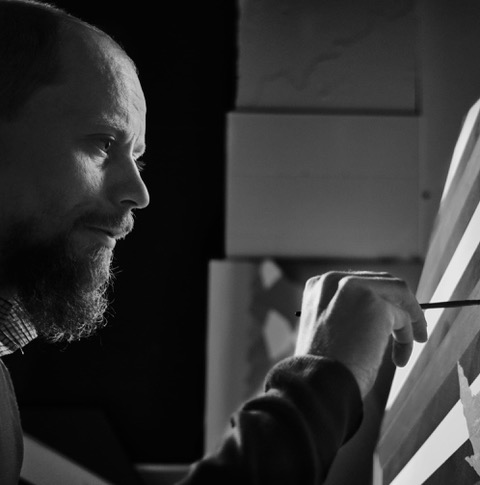 Galeria Wiele Sztuki, zdjęcie do biogramu artysty malarza Marcina Kowalika przy pracy nad obrazem.