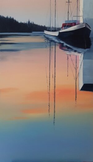 Galeria Wiele Sztuki, obraz akrylowy Jacka Malinowskiego pod tytułem Peassagio con barche (pejzaż z łódkami) przedstawiający przystań z łódkami i żaglówkami, spokojną wodę oświetloną złocistymi promieniami zachodzącego słońca.