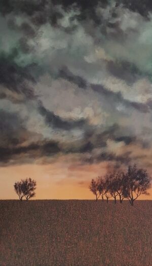 obraz akrylowy autorstwa Jacka Malinowskiego, przedstawiający krajobraz przed burzą, z drzewami i kłębiącymi się ciemnymi chmurami.