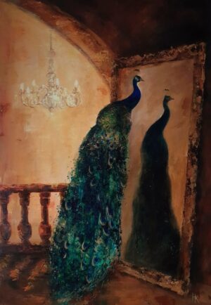 Galeria Wiele Sztuki, obraz akrylowy autorstwa ukraińskiej malarki Khrystyny Hladki przedstawiający pawia, siedzącego na drewnianej poręczy w pokoju z lustrem i żyrandolem