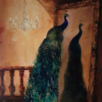 Galeria Wiele Sztuki, obraz akrylowy autorstwa ukraińskiej malarki Khrystyny Hladki przedstawiający pawia, siedzącego na drewnianej poręczy w pokoju z lustrem i żyrandolem