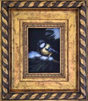 Galeria Wiele Sztuki prezentuje piękny, mały obraz olejny autorstwa Barbary Kuchnowskiej, przedstawiający sikorkę modraszkę. Obraz jest oprawiony w zdobioną drewniana ramę w kolorze starego złota.
