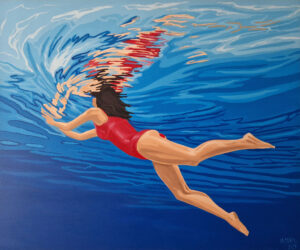 Obraz przedstawia kobietę w wyraziście czerwonym stroju kąpielowym pływającą w wodzie. Płynąca postać jest pokazana od dołu, co umożliwiło artystce pokazanie ciekawej perspektywy i odbicia sylwetki od powierzchni wody.