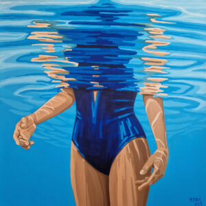 Przedstawiony obraz ukazuje kobietę w niebieskim stroju kąpielowym stojącą w basenie wypełnionym błękitną wodą. Jej sylwetka odbija się w tafli wody, a na jej powierzchni widoczne są delikatne fale.