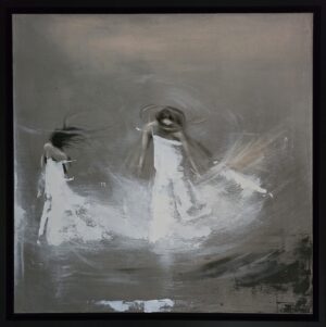 Obraz przedstawia dwie tańczące kobiety w białych sukniach. Dominującym kształtem w obrazie są obu sylwetki kobiet. Ich kształty te są smukłe i delikatne, co podkreśla kobiecość postaci. Suknie kobiet są długie i faliste.