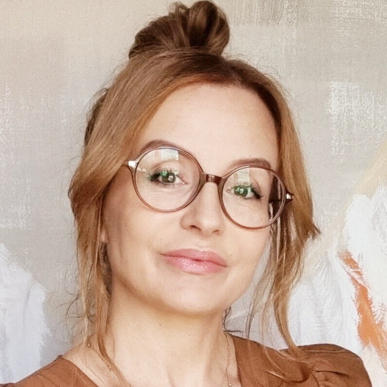 Zdjęcie malarki Bożeny Sieczyńskiej do biogramu artystki na stronie Galerii Wiele Sztuki