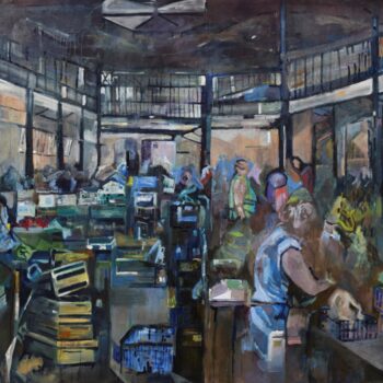 Praca przedstawia wnętrze starej XIX-wiecznej gdańskiej hali targowej, położonej przy placu Dominikańskim 1 na Głównym Mieście. Obraz jest oświetlony naturalnym światłem wpadającym przez okna hali, widzimy na nim tętniącą życiem halę targową, wypełnioną kolorowymi straganami, kupującymi i sprzedającymi i różnorodnością towarów. Dominującymi kształtami geometryczne: prostokąty i kwadraty, wyznaczane przez porozrzucane opakowania, skrzynki i kartony po produktach, stragany i stoiska. Sylwetki ludzi i zarysy przedmiotów są zdefiniowane przez ekspresyjne barwne plamy, co potęguje uczucie ruchu i dynamiki przedstawionej sceny.