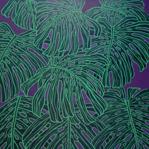 Obraz przedstawia zielone liście tropikalnego pnącza o nazwie monstera, przedstawione na tle nieco surrealistycznej, kontrastowej fioletowej płaszczyzny. Liście wypełniają cały kadr i są ułożone w sposób tworzący wrażenie ruchu i tekstury. Paleta kolorów przedstawionego obrazu jest ograniczona do dwóch głównych barw: zielonej i fioletowej. Zastosowanie tej prostej kompozycji kolorystycznej zapewnia czytelny i estetycznie przyjemny przekaz wizualny.