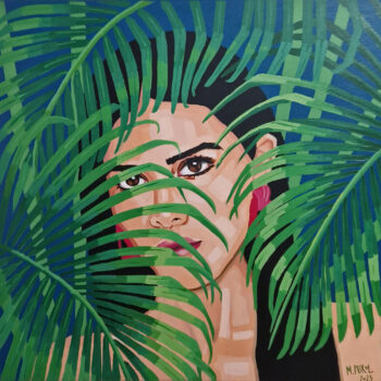 Obraz przedstawia portret kobiety ukrywającej się za liśćmi palmowymi. Postać modelki zajmuje centralną część kompozycji, a jej smukła sylwetka ujęta z bliskiego kadru od przodu (en face) jest częściowo zasłonięta przez liście. Kobieta ma długie, ciemne włosy przełożone przez ramię do przodu i błyszczące, brązowe oczy.