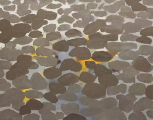 Zdjęcie przedstawia olejny obraz autorstwa Bożeny Paluch pod tytułem „Kałuża” przedstawiający zalaną jesiennym deszczem brukowana ulicę w Poznaniu. Obraz jest zbudowany na wyraźnym kontraście pomiędzy gładką, lustrzaną powierzchnią kałuży, która odbija niebo i otoczenie, a szorstką, kamienistą fakturą bruku. Ten kontrast nadaje dziełu rytmu i dynamicznego charakteru.