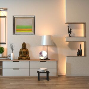 Zdjęcie przedstawia wizualizację wiszącego na ścianie obrazu autorstwa Bożeny Paluch pod tytułem „Nadwiślański Wał”. Obraz powstał w 2023 roku w Kazimierzu nad Wisłą podczas XII Kazimierskiej Pleneriady Uczelni Artystycznych. To minimalistyczne, lecz niezwykle wyraziste dzieło, które zachwyca prostotą formy i bogactwem interpretacji. Obraz jest podzielony na barwne poziome pasy, tworzące wyraźną horyzontalną stratyfikację kompozycji. W połączeniu z widoczną pracą pędzla nadaje to dziełu wyrazu spokoju i równowagi, a jednocześnie pewnej lekkości i wrażenia ruchu. To zabieg charakterystyczny dla impresjonizmu, który pozwala uchwycić ulotność chwili. W palecie obrazu dominują odcienie szarości, zieleni i żółci, które są charakterystyczne dla nadwiślańskich krajobrazów. Te stonowane kolory tworzą harmonijną całość i podkreślają surową urodę natury.