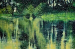 Obraz Jacka Malinowskiego prezentuje nam niezwykle malowniczy pejzaż, namalowany z wykorzystaniem techniki akrylowej. Artysta z niezwykłą precyzją uchwycił moment, w którym światło słoneczne, przefiltrowane przez korony drzew, delikatnie muska taflę wody, tworząc niezwykłe refleksy. Delikatne pociągnięcia pędzla, rozmyte kontury i plamy kolorystyczne sprawiają, że obraz tętni życiem i wydaje się nieustannie zmieniać.