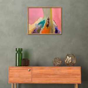 Zdjęcie przedstawia wizualizację wiszącego na ścianie obrazu olejnego autorstwa Bożeny Paluch pod tytułem „ Korzeń”. Przedstawia on abstrakcyjną kompozycję, która przyciąga uwagę swoją żywą kolorystyką i dynamiczną formą. Jej centralnym punktem jest tajemnicza, organiczna forma, która może być interpretowana jako korzeń. Dominują ciepłe, pastelowe odcienie różu, pomarańczy i żółci, które kontrastują z chłodnymi akcentami błękitu i fioletu. Płaskie, geometryczne kształty przeplatają się z organicznymi formami, tworząc wrażenie głębi i przestrzeni, wzmacniane poprzez stopniowe rozmywanie kształtów i zmianę intensywności kolorów.