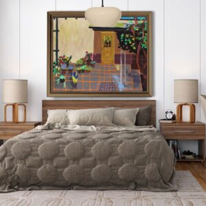 Zdjęcie przedstawia wizualizację wiszącego na ścianie obrazu olejnego autorstwa Bożeny Paluch pod tytułem „Wtorek 12:30”. Na obrazie widać fragment ogrodu. W centralnej części, na wprost widza znajdują się drewniane, jasno brązowe drzwi prowadzące do budynku. Po lewej stronie kompozycji na wyłożonym nierównymi kamieniami podwórku są ustawione doniczki z różnokolorowymi kwiatami. Po stronie prawej jest kran ogrodowy, z którego tryska woda i rozpryskuje się na ziemi. W tle widać ścianę budynku, gałęzie drzewa oraz jasno niebieski fragment nieba. Obraz jest namalowany w żywych, ciepłych kolorach, co tworzy przyjemną, letnią atmosferę.