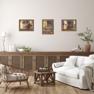 Zdjęcie przedstawia wizualizację wiszących na ścianie 3 obrazów olejnych autorstwa Bożeny Paluch pod wspólnym tytułem „Za firanką”. Tematem obrazów jest okno przesłonięte wzorzystą firanką. Artystka skupiła się na oddaniu wrażenia ruchu i lekkości materiału, który porusza się na wietrze. Widoczne są fragmenty koronki, które tworzą dynamiczne, płynne linie na powierzchni obrazu. Pierwszy plan zajmuje wzorzysta tkanina, która częściowo zasłania tło. Na parapecie, za firanką, dostrzegamy rozmyte kształty przedmiotów, na które pada światło. Kompozycja jest skoncentrowana na centralnym motywie okna i firany, a pozostałe elementy obrazu stanowią tło i dopełnienie całości.