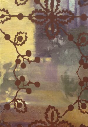 Zdjęcie przedstawia obraz olejny autorstwa Bożeny Paluch pod tytułem „Za firanką I”. Tematem obrazu jest okno przesłonięte wzorzystą firanką. Artystka skupiła się na oddaniu wrażenia ruchu i lekkości materiału, który porusza się na wietrze. Widoczne są fragmenty koronki, które tworzą dynamiczne, płynne linie na powierzchni obrazu. Pierwszy plan zajmuje wzorzysta tkanina, która częściowo zasłania tło. Na parapecie, za firanką, dostrzegamy rozmyte kształty przedmiotów, na które pada światło. Kompozycja jest skoncentrowana na centralnym motywie okna i firany, a pozostałe elementy obrazu stanowią tło i dopełnienie całości.