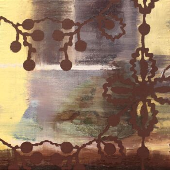 Obraz olejny Bożeny Paluch „Za firanką I”. Tematem obrazu jest okno przesłonięte wzorzystą firanką. Artystka skupiła się na oddaniu wrażenia ruchu i lekkości materiału, który porusza się na wietrze. Widoczne są fragmenty koronki, które tworzą dynamiczne, płynne linie na powierzchni obrazu. Pierwszy plan zajmuje wzorzysta tkanina, która częściowo zasłania tło. Na parapecie, za firanką, dostrzegamy rozmyte kształty przedmiotów, na które pada światło. Kompozycja jest skoncentrowana na centralnym motywie okna i firany, a pozostałe elementy obrazu stanowią tło i dopełnienie całości.