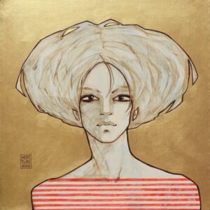 Na obrazie widzimy portret kobiety przedstawiony w sposób abstrakcyjny. Obraz został namalowany przez warszawskiego malarza Michała Wareckiego w technice akrylowej. Twarz kobiety jest uproszczona do podstawowych form geometrycznych, takich jak owale oznaczające oczy, nos i usta. Tło obrazu jest intensywnie złote, co podkreśla pastelowe tonacje skóry i włosów modelki. Na ramionach modelki widzimy wąskie, czerwono-białe paski, które dodają kompozycji dynamiki. Całość sprawia wrażenie minimalistycznej i jednocześnie pełnej elegancji.