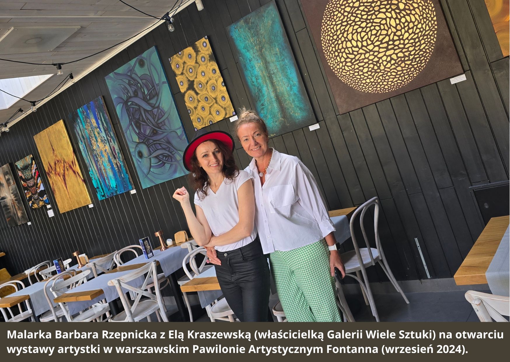 Na zdjęciu widać malarkę Barbarę Rzepnicką z Elą Kraszewską (właścicielką Galerii Wiele Sztuki) na otwarciu wystawy artystki w warszawskim Pawilonie Artystycznym Fontanna (wrzesień 2024).
