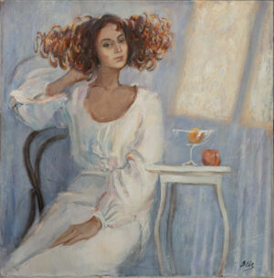 Na zdjęciu jest przedstawiony unikalny obraz olejny przedstawiający kobietę w białej szacie, siedzącej na krześle przy oknie. Delikatne pociągnięcia pędzla i subtelne światłocienie nadają dziełu niezwykłą głębię. To portret, który prowokuje do refleksji i interpretacji. Obraz jest dostępny w Galerii Wiele Sztuki.