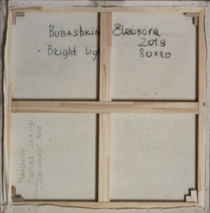 Na zdjęciu jest widoczne odwrocie (tylna strona płótna) obrazu olejnego autorstwa białoruskiej malarki Eleanory Bubashkiny, pod tytułem „Jasne światło”. Na zdjęciu widać napisane ręcznie przez malarkę: imię i nazwisko malarki, tytuł obrazu po angielsku i po polsku, jego wymiary, technikę i rok powstania. Sygnatury są umieszczone wzdłuż górnej krawędzi obrazu. Obraz jest dostępny w Galerii Wiele Sztuki.