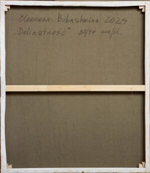 Na zdjęciu jest odwrocie (tylna strona płótna) obrazu akrylowego autorstwa białoruskiej malarki Eleanory Bubashkiny, pod tytułem Delikatność. Na zdjęciu widać imię i nazwisko malarki, tytuł obrazu, jego wymiary i technikę oraz rok powstania. Sygnatury są umieszczone wzdłuż górnej krawędzi obrazu.