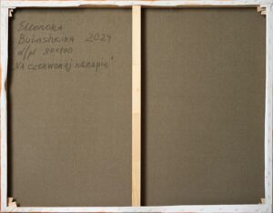 Na zdjęciu jest widoczne odwrocie (tylna strona płótna) obrazu olejnego autorstwa białoruskiej malarki Eleanory Bubashkiny, pod tytułem „Na czerwonej kanapie”. Na zdjęciu widać napisane ręcznie przez malarkę: imię i nazwisko artystki, tytuł obrazu, jego wymiary, technikę i rok powstania. Sygnatury są umieszczone w lewym, górnym rogu płótna. Obraz jest dostępny w Galerii Wiele Sztuki.