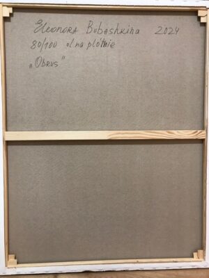 Na zdjęciu jest widoczne odwrocie (tylna strona płótna) obrazu olejnego autorstwa białoruskiej malarki Eleanory Bubashkiny, pod tytułem „Obrus”. Na zdjęciu widać napisane ręcznie przez malarkę: imię i nazwisko malarki, tytuł obrazu, jego wymiary i technikę oraz rok powstania. Sygnatury są umieszczone wzdłuż górnej krawędzi obrazu.
