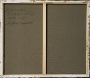 Na zdjęciu jest widoczne odwrocie (tylna strona płótna) obrazu olejnego autorstwa białoruskiej malarki Eleanory Bubashkiny, pod tytułem „Promyk nadziei”. Na zdjęciu widać napisane ręcznie przez malarkę: imię i nazwisko artystki, tytuł obrazu, jego wymiary, technikę i rok powstania. Sygnatury są umieszczone w lewym, górnym rogu płótna. Obraz jest dostępny w Galerii Wiele Sztuki.