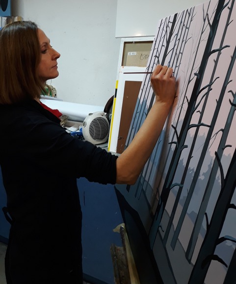 Zdjęcie malarki Joanny Sułek-Malinowskiej do biogramu artystki na stronie internetowej Galerii Wiele Sztuki. 