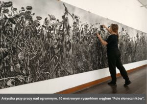 Artystka Mila Chyżawska przy pracy nad wielkoformatowym rysunkiem wykonanym węglem na papierze 