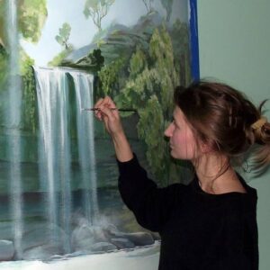 Malarka Mila Chyżawska przy pracy. Zdjęcie do profilu artystki w Galerii Wiele Sztuki. 